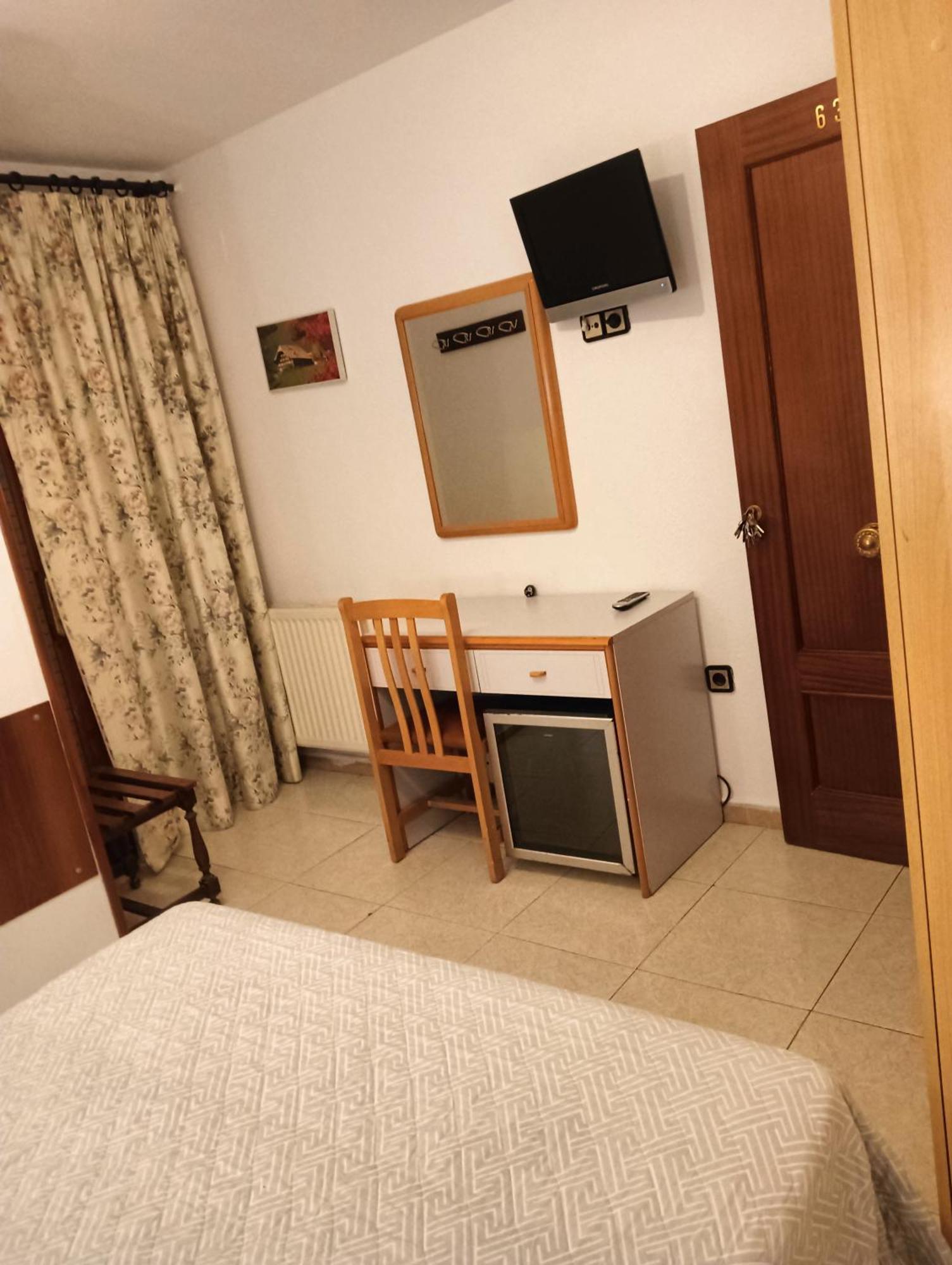 Hostal Lizana 2 Huesca Esterno foto