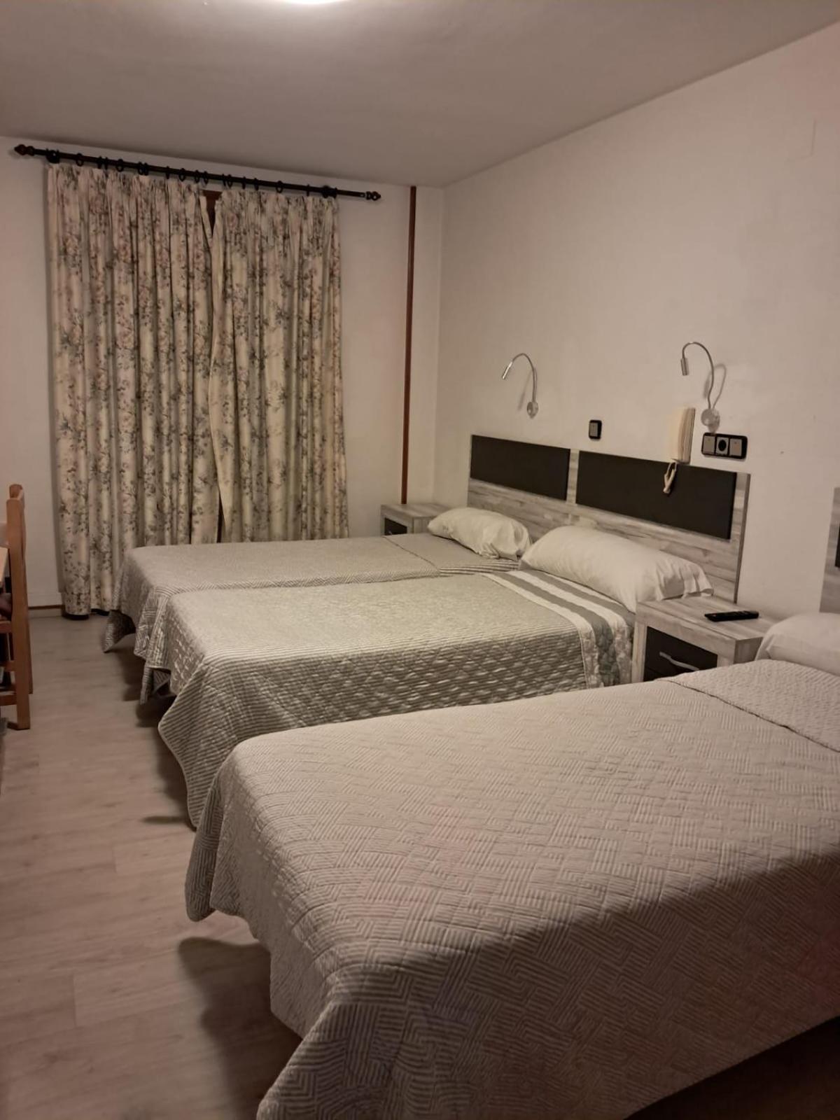 Hostal Lizana 2 Huesca Esterno foto